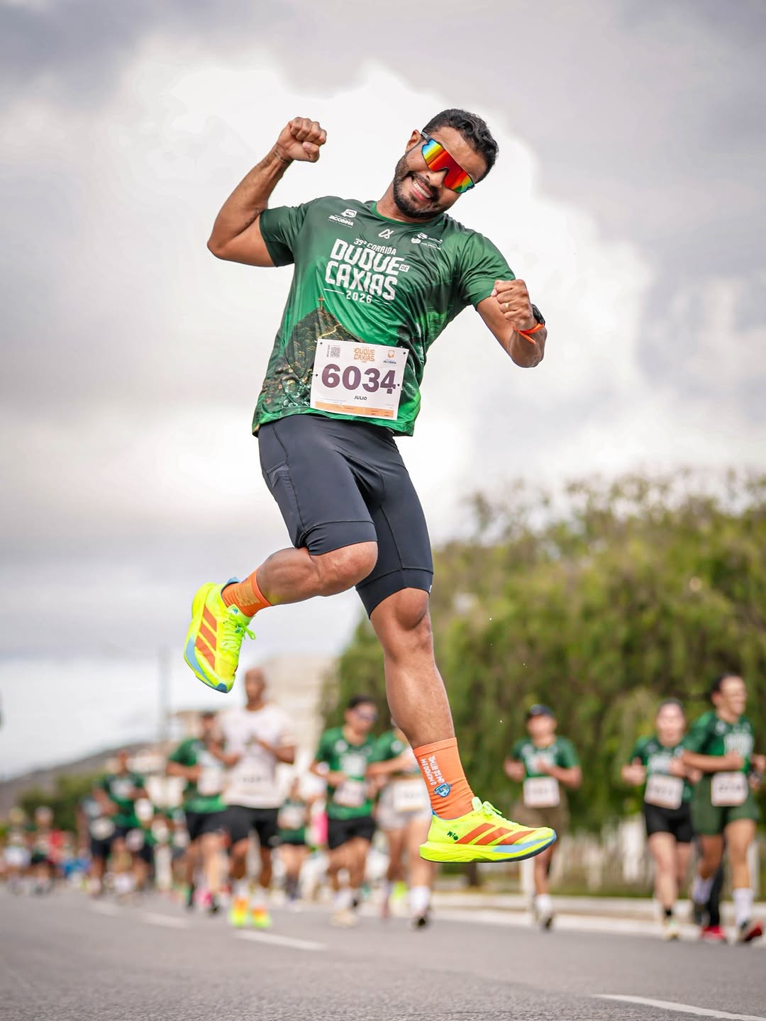 Atleta celebrando durante corrida