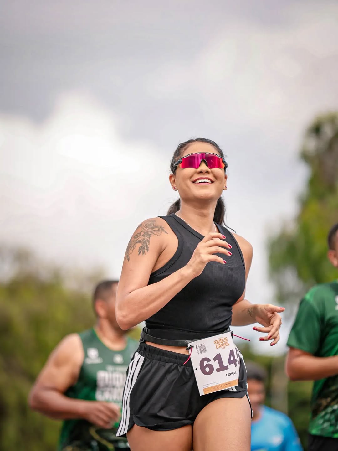 Atleta concentrada durante corrida