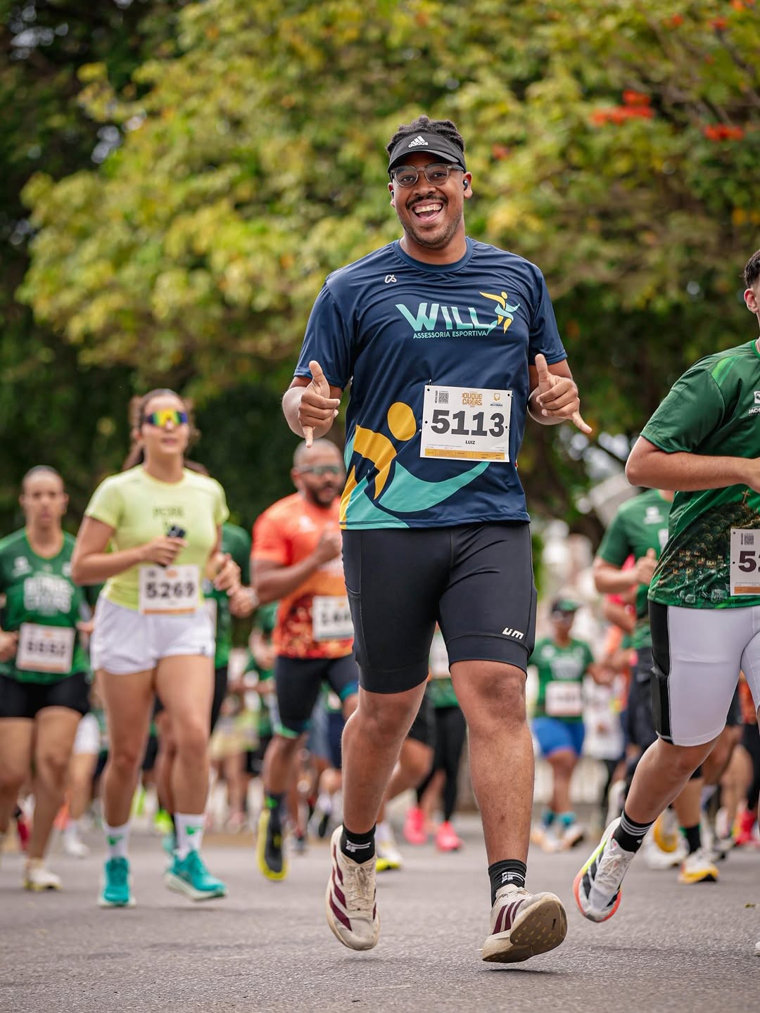 Grupo de atletas durante corrida de rua